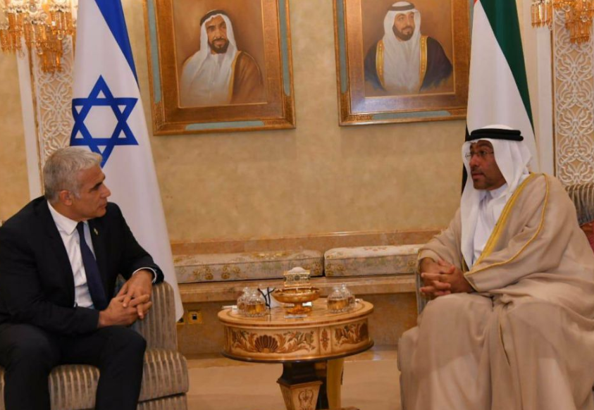 لبيد يصل أبو ظبي لفتح السفارة